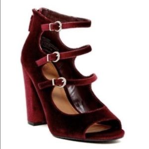 🎃14th & Union Strappy Velvet Block Heel🎃